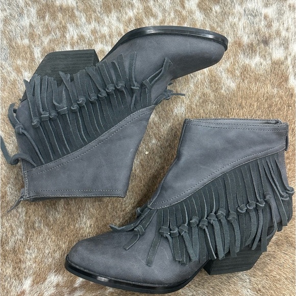 Sniffs Fringe Grey Booties - Picture 1 of 5